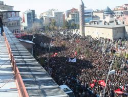 Sana ağuşunu açmış duruyor Peygamber....